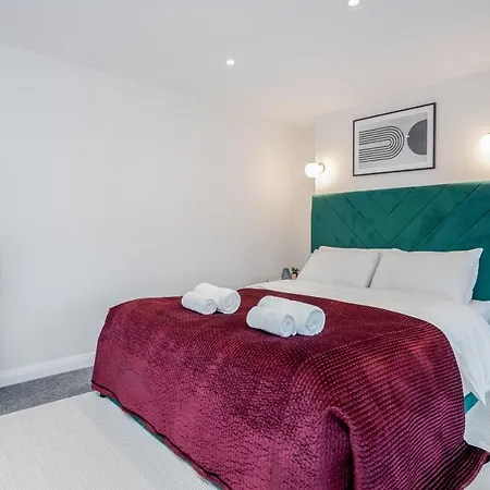Stunning 2 Bedroom Duplex Apt In Center Of Camden!